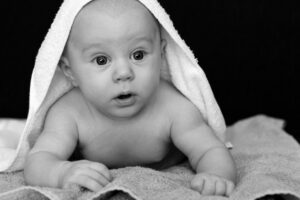 ASDの幼児期に見られる兆候とは何ですか？